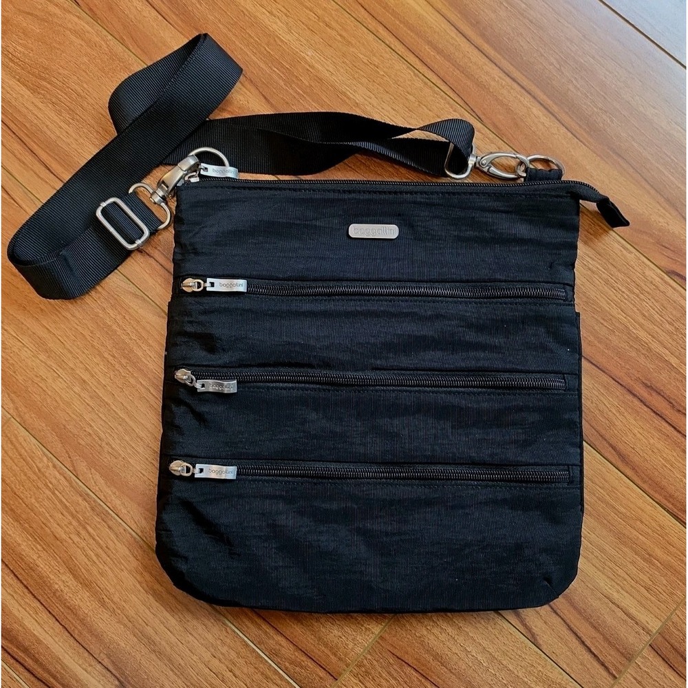 Baggallini Nylon Black Crossbody Messenger Zip Close Pockets Triple Zipper